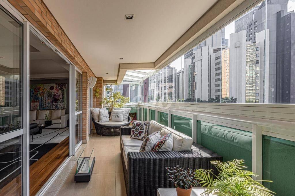 VARANDA de Apartamento à venda, Padrão com 245 m², 4 quartos e 4 vagas em Cidade Monções - São Paulo