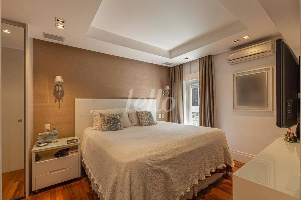 SUÍTE de Apartamento à venda, Padrão com 245 m², 4 quartos e 4 vagas em Cidade Monções - São Paulo