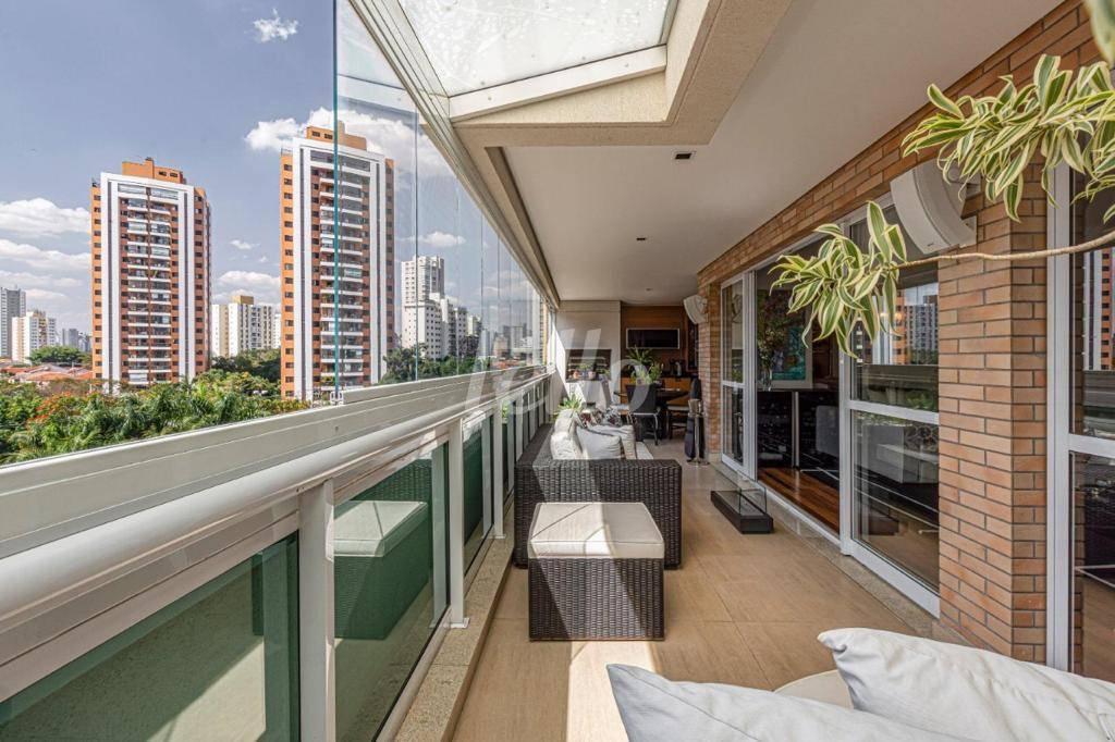 VARANDA GOURMET de Apartamento à venda, Padrão com 245 m², 4 quartos e 4 vagas em Cidade Monções - São Paulo