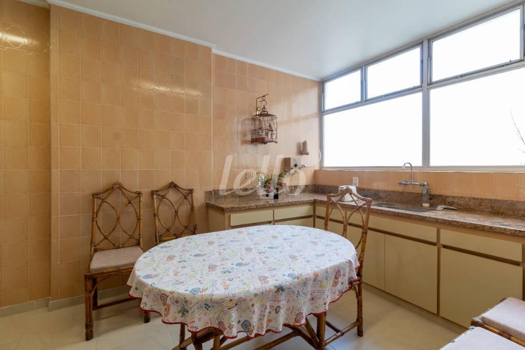 COPA de Apartamento para alugar, Padrão com 366 m², 4 quartos e 4 vagas em Morro dos Ingleses - São Paulo