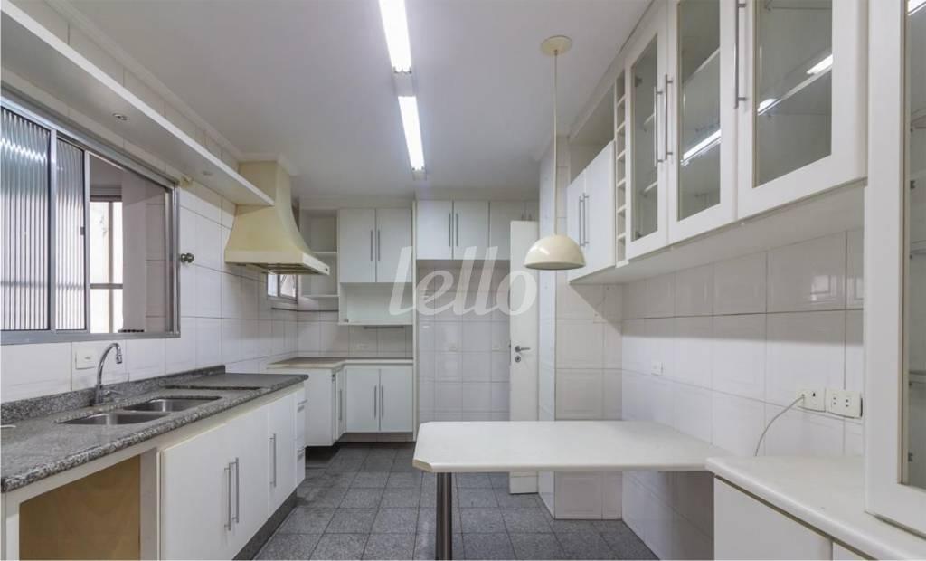 COZINHA de Apartamento à venda, Padrão com 145 m², 3 quartos e 2 vagas em Jardins - São Paulo