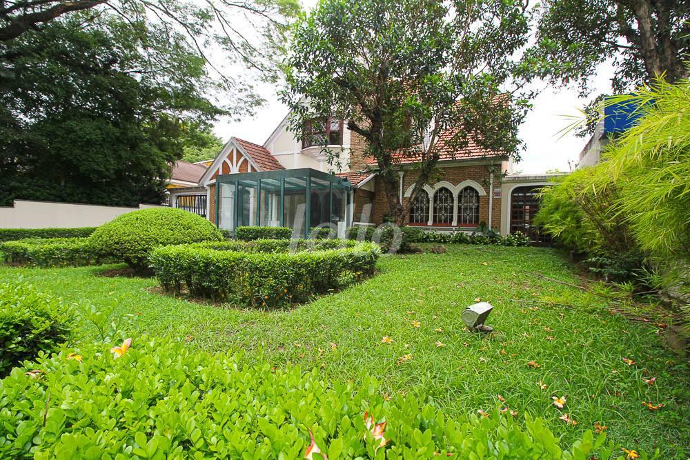 FACHADA de Casa à venda, sobrado com 400 m², e 8 vagas em Jardins - São Paulo