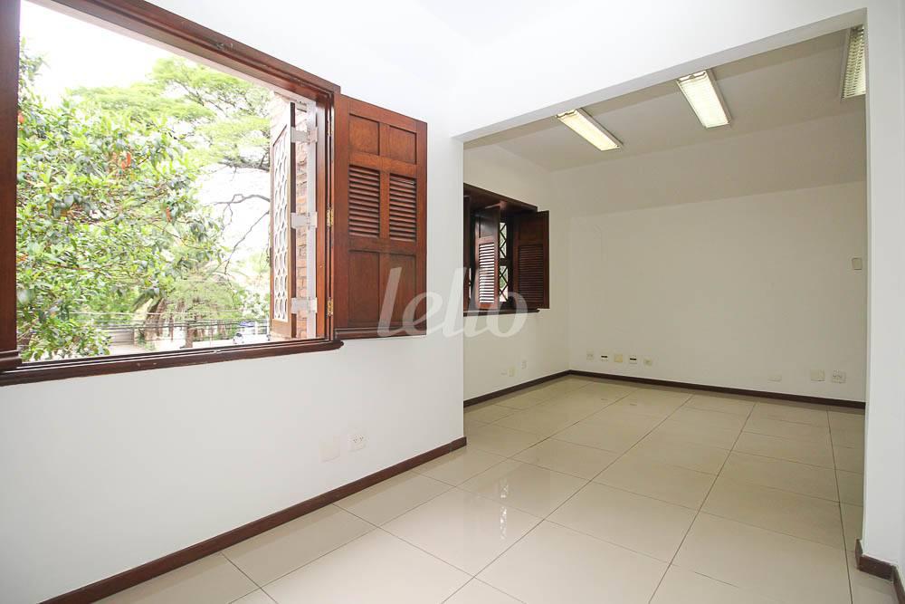 SALA 9 -  PISO SUPERIOR de Casa à venda, sobrado com 400 m², e 8 vagas em Jardins - São Paulo