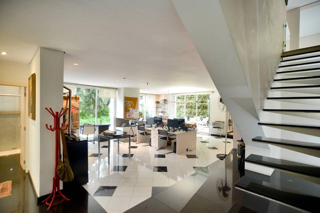 SALÃO de Casa à venda, sobrado com 470 m², 4 quartos e 5 vagas em Higienópolis - São Paulo