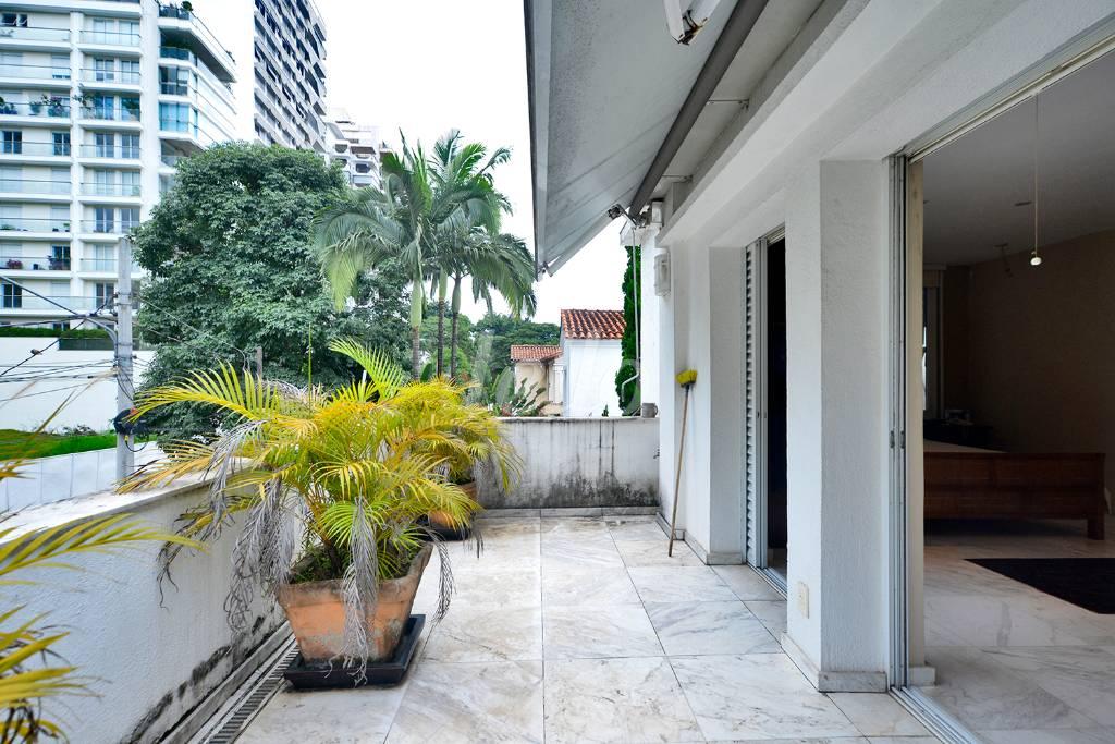 VARANDA DA SUÍTE de Casa à venda, sobrado com 470 m², 4 quartos e 5 vagas em Higienópolis - São Paulo