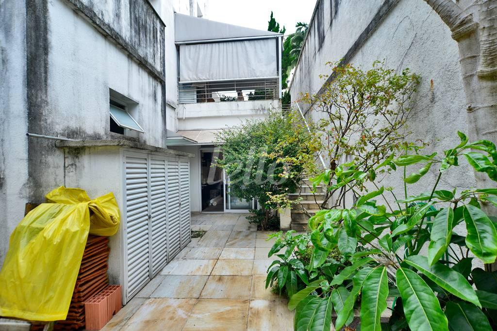 ESCADA EXTERNA de Casa à venda, sobrado com 470 m², 4 quartos e 5 vagas em Higienópolis - São Paulo
