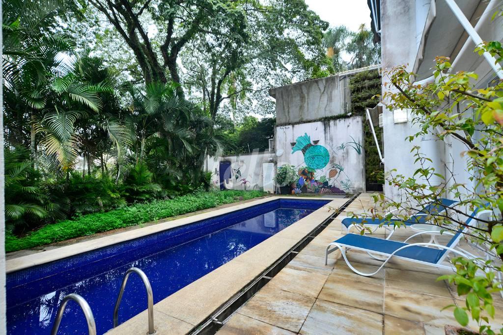 PISCINA de Casa à venda, sobrado com 470 m², 4 quartos e 5 vagas em Higienópolis - São Paulo