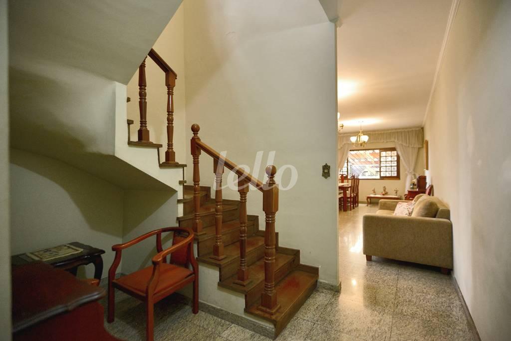 ESCADA INTERNA de Casa à venda, sobrado com 260 m², 4 quartos e 4 vagas em Vila Nova Mazzei - São Paulo