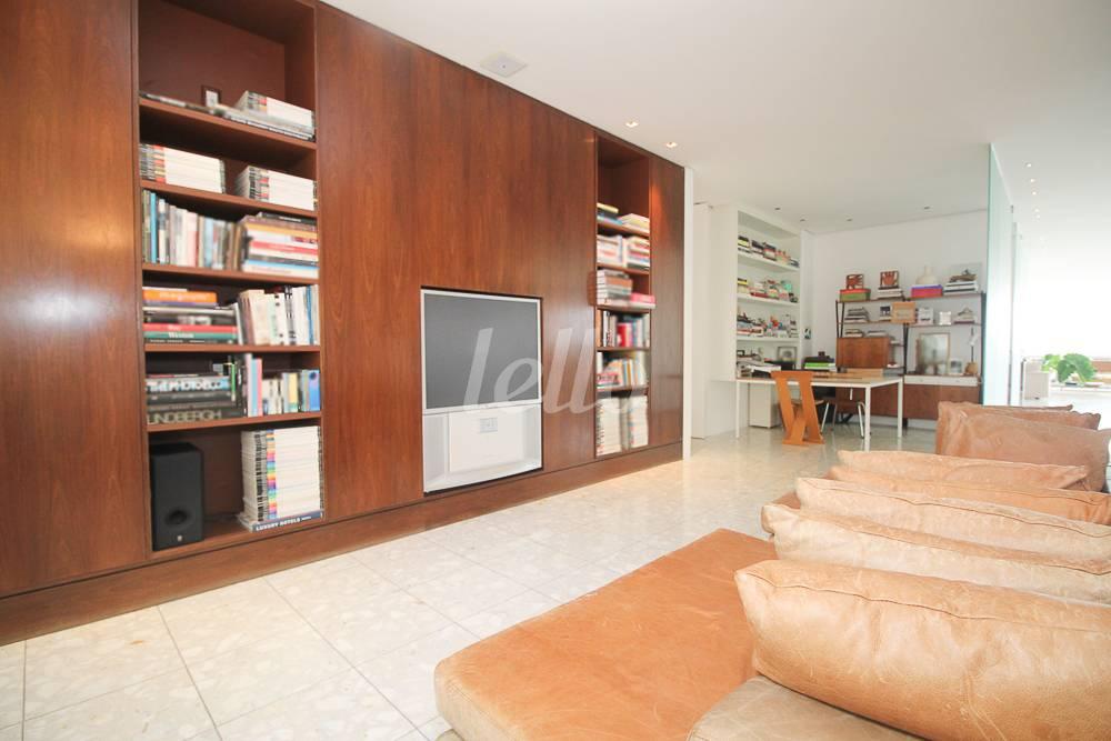 SALA DE TV de Apartamento à venda, Padrão com 420 m², 2 quartos e 3 vagas em Higienópolis - São Paulo