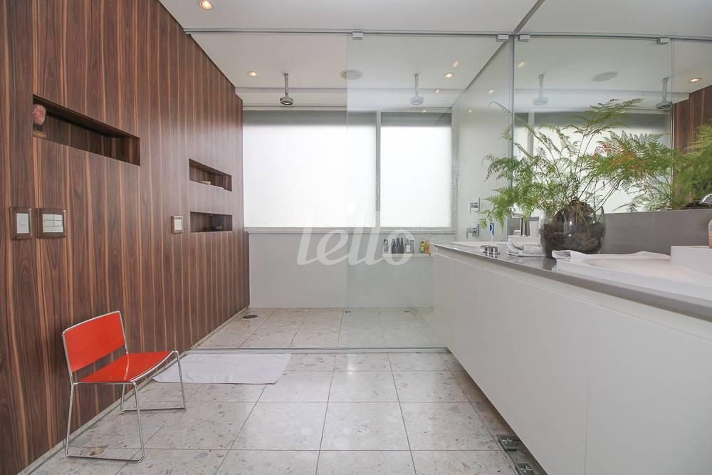 BANHEIRO SUÍTE MASTER de Apartamento à venda, Padrão com 420 m², 2 quartos e 3 vagas em Higienópolis - São Paulo