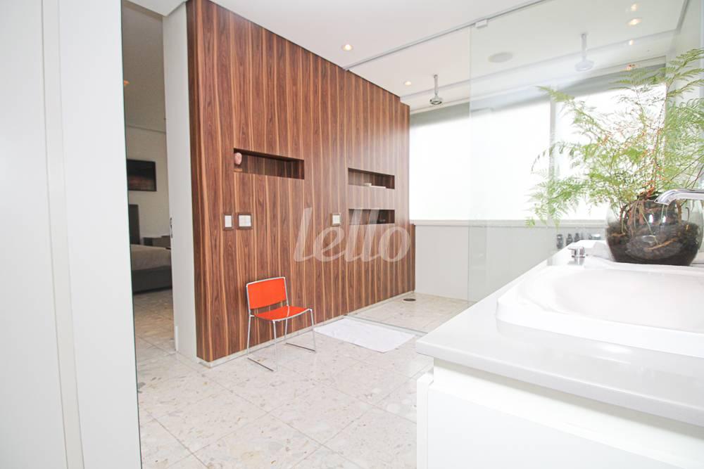 BANHEIRO SUÍTE MASTER de Apartamento à venda, Padrão com 420 m², 2 quartos e 3 vagas em Higienópolis - São Paulo