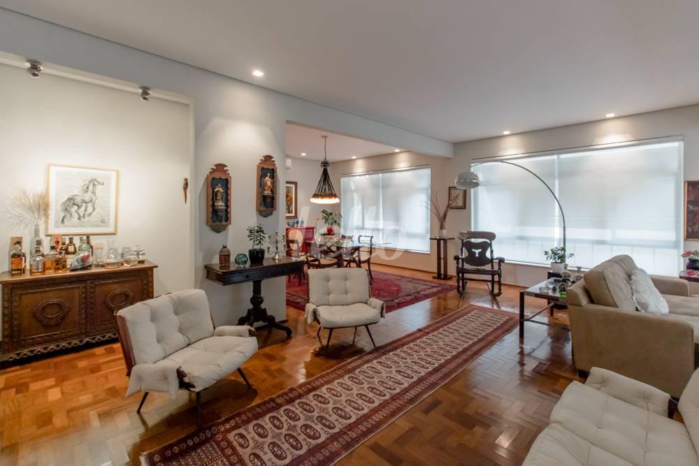 SALA de Apartamento à venda, Padrão com 240 m², 2 quartos e 2 vagas em Higienópolis - São Paulo