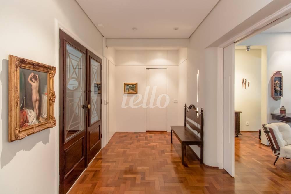 CORREDOR INTERNO de Apartamento à venda, Padrão com 240 m², 2 quartos e 2 vagas em Higienópolis - São Paulo