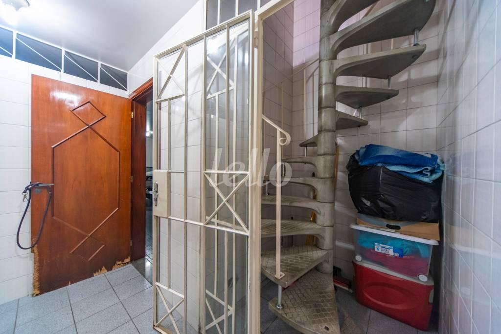 ACESSO DISPENSA / GARAGEM de Casa à venda, sobrado com 418 m², 4 quartos e 9 vagas em Alto da Moóca - São Paulo