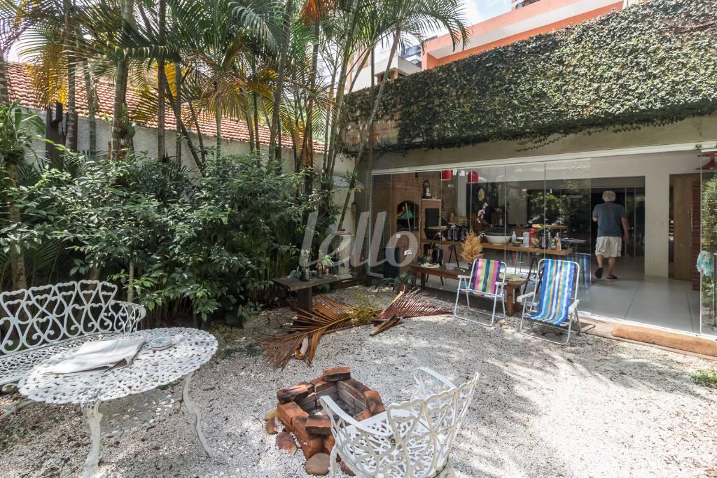 QUINTAL de Casa à venda, sobrado com 300 m², e 2 vagas em Pinheiros - São Paulo