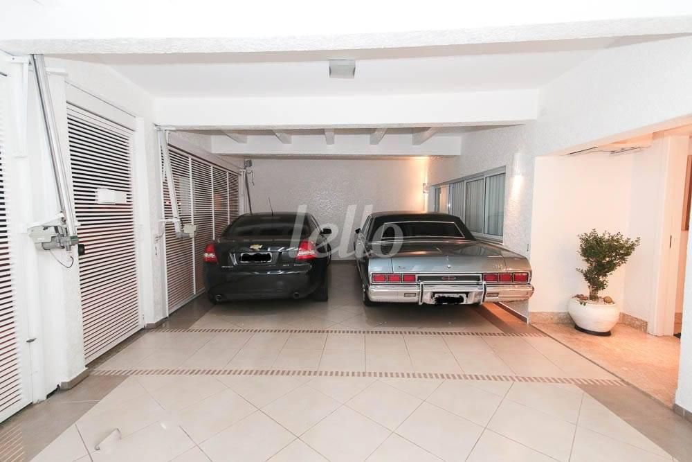 GARAGEM de Casa à venda, sobrado com 450 m², 4 quartos e 3 vagas em Jd. Leonor M. de Barros - São Paulo