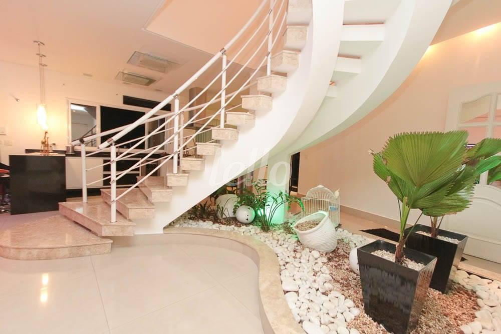 ESCADARIA INTERNA de Casa à venda, sobrado com 450 m², 4 quartos e 3 vagas em Jd. Leonor M. de Barros - São Paulo