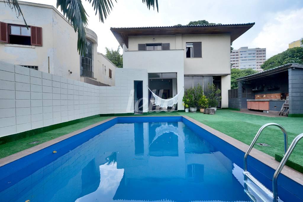 PISCINA de Casa à venda, assobradada com 520 m², 4 quartos e 5 vagas em Pacaembu - São Paulo