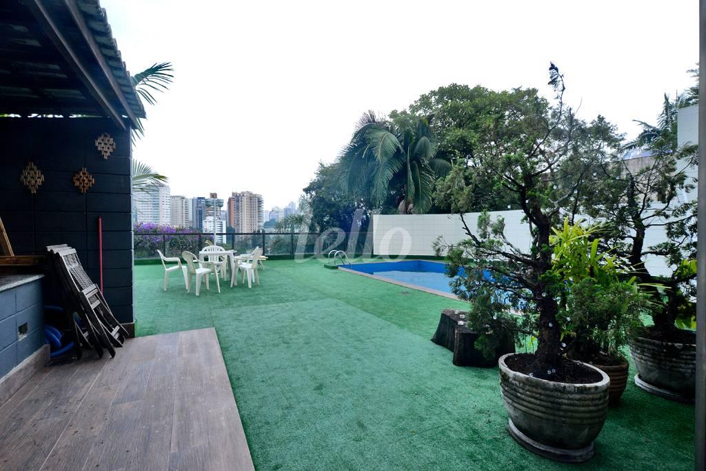 ÁREA EXTERNA de Casa à venda, assobradada com 520 m², 4 quartos e 5 vagas em Pacaembu - São Paulo