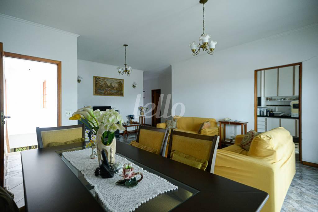SALA DOIS AMBIENTES de Casa à venda, assobradada com 440 m², 3 quartos e 3 vagas em Jd. Leonor M. de Barros - São Paulo