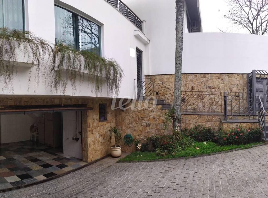 GARAGEM de Casa à venda, sobrado com 313 m², 3 quartos e 4 vagas em Jardim Textil - São Paulo