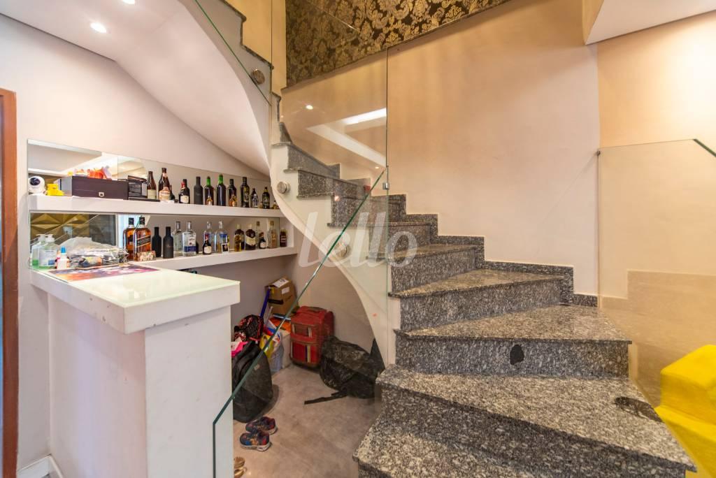 ESCADA INTERNA de Casa à venda, sobrado com 231 m², 4 quartos e 4 vagas em Vila Alpina - Santo André