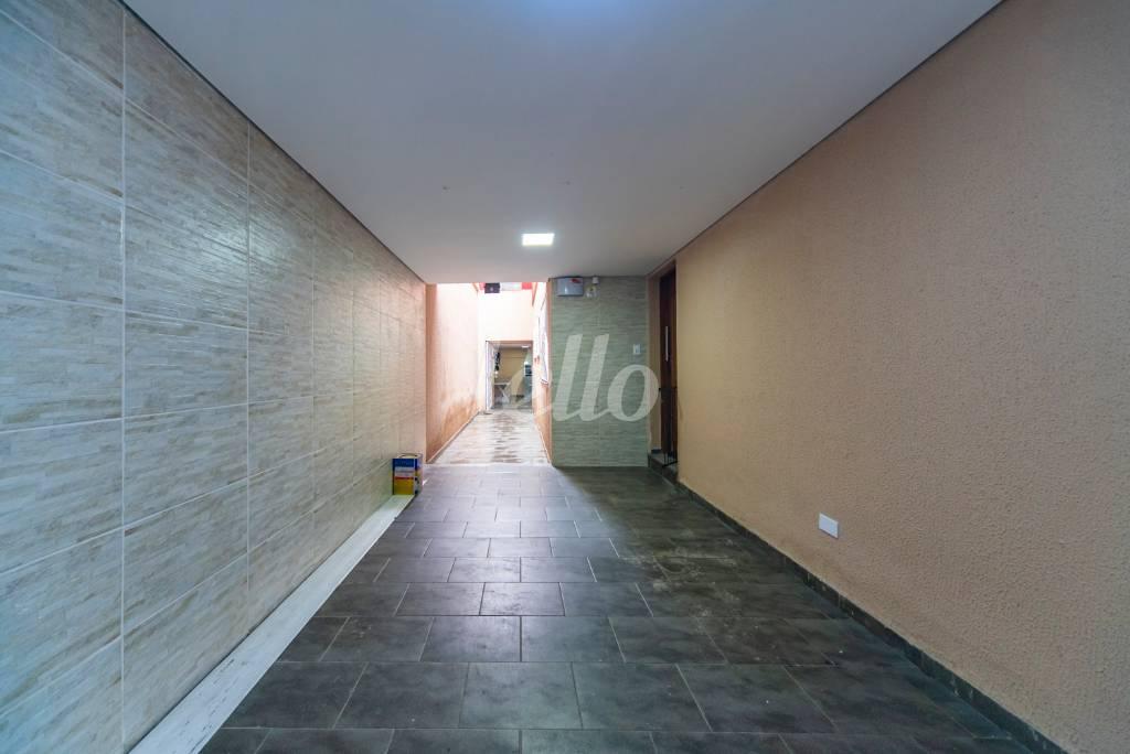 CORREDOR LETERAL de Casa à venda, sobrado com 231 m², 4 quartos e 4 vagas em Vila Alpina - Santo André