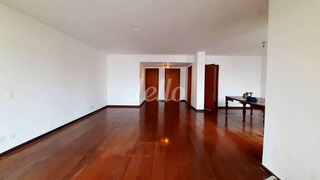 SALA de Apartamento para alugar, Padrão com 205 m², 4 quartos e 3 vagas em Itaim Bibi - São Paulo