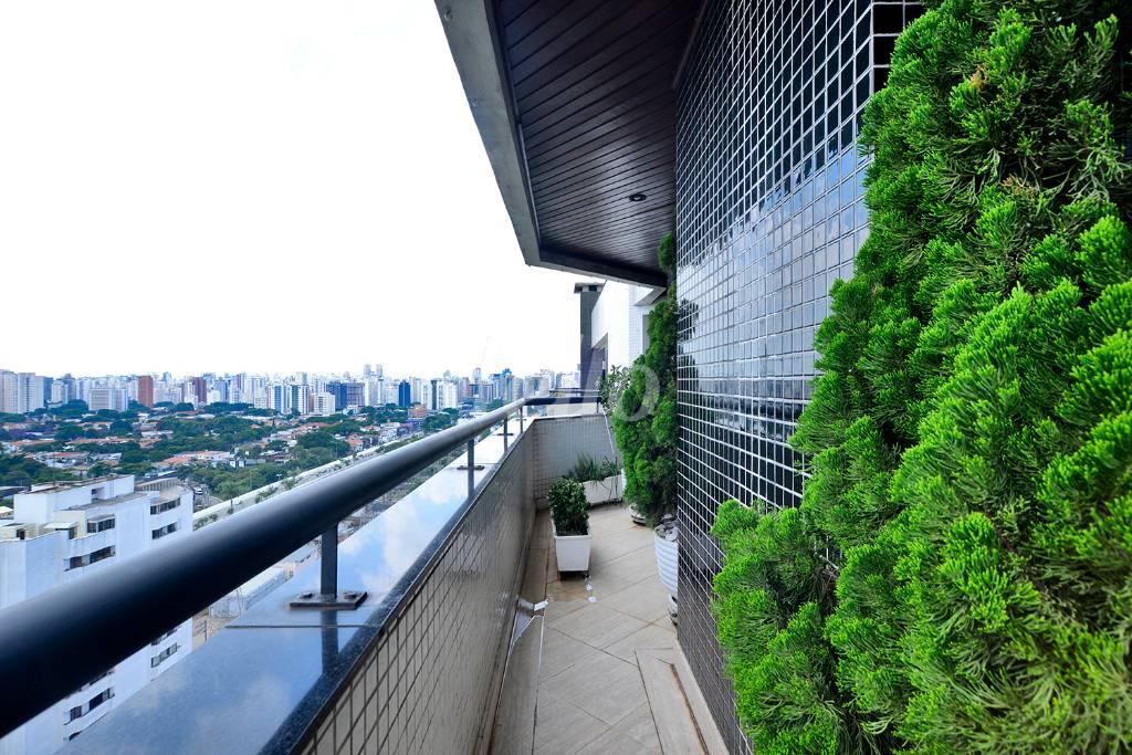 VARANDA SALA DE LAREIRA de Apartamento à venda, Padrão com 390 m², 4 quartos e 5 vagas em Campo Belo - São Paulo
