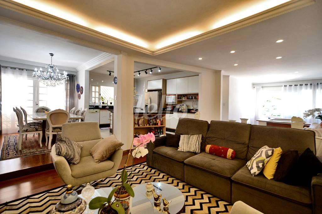 SALA DOIS AMBIENTES de Casa à venda, sobrado com 300 m², 3 quartos e 4 vagas em Jardim Franca - São Paulo