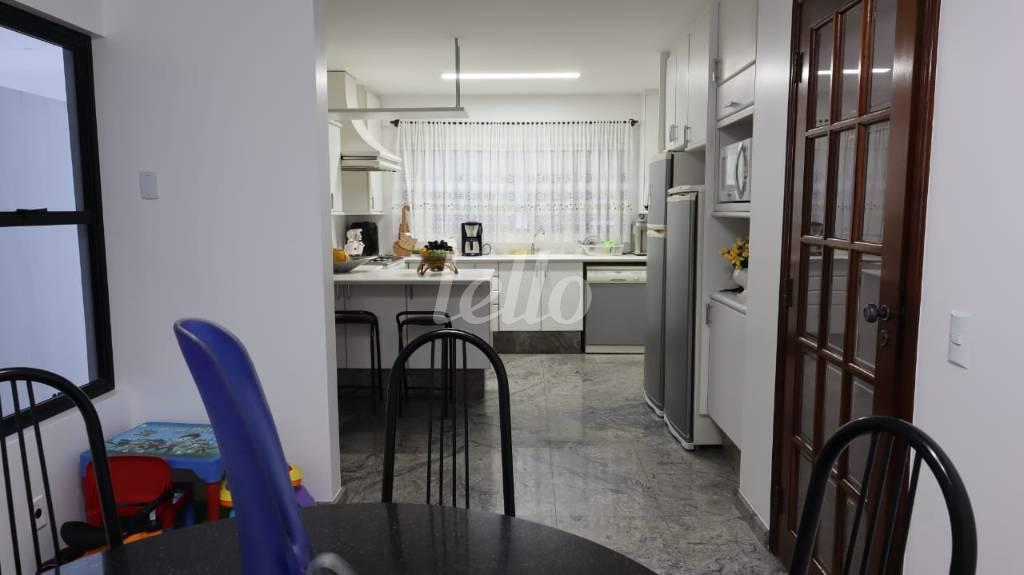 COZINHA de Casa à venda, sobrado com 613 m², 4 quartos e 8 vagas em Vila América - Santo André