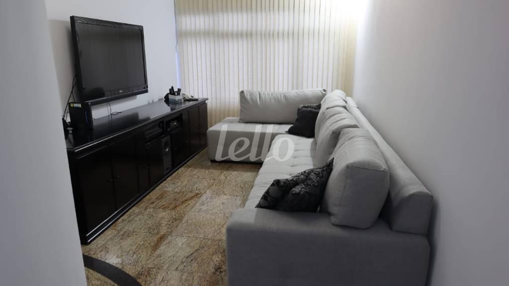 SALA DE TV de Casa à venda, sobrado com 613 m², 4 quartos e 8 vagas em Vila América - Santo André