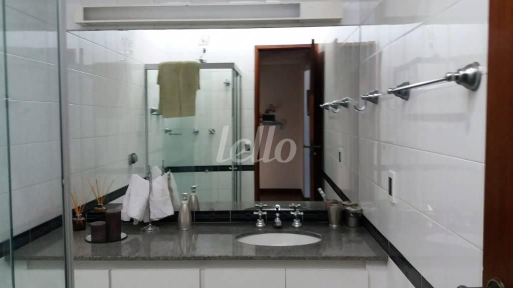 WC de Casa à venda, sobrado com 360 m², 4 quartos e 4 vagas em Bosque da Saúde - São Paulo