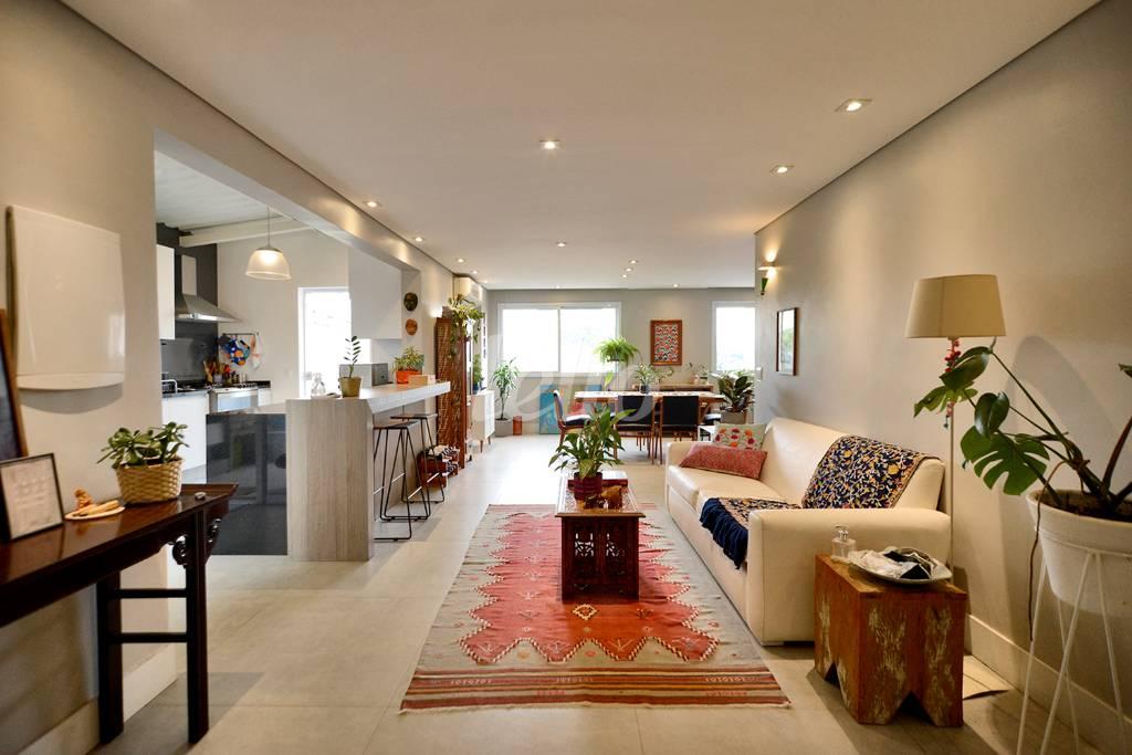 SALA TRÊS AMBIENTES de Apartamento à venda, Padrão com 219 m², 2 quartos e 2 vagas em Pinheiros - São Paulo