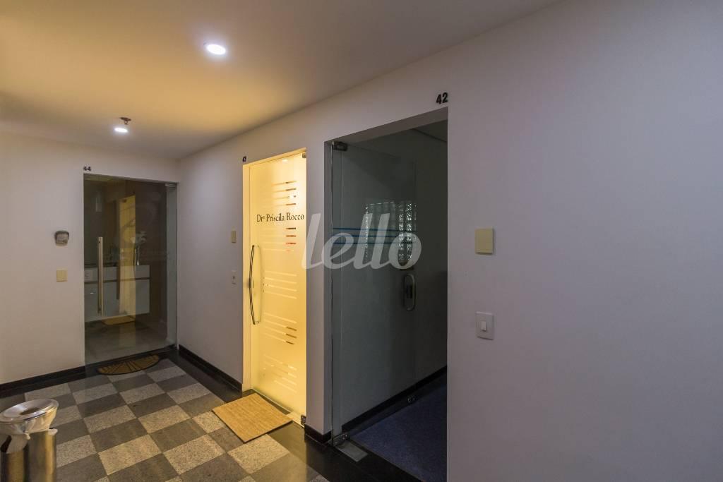 CORREDOR de Sala / Conjunto para alugar, Padrão com 120 m², e 4 vagas em Pinheiros - São Paulo