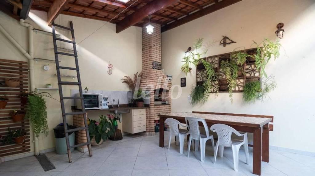 QUINTAL de Casa à venda, térrea com 189 m², 3 quartos e 3 vagas em Mirandopolis - São Paulo