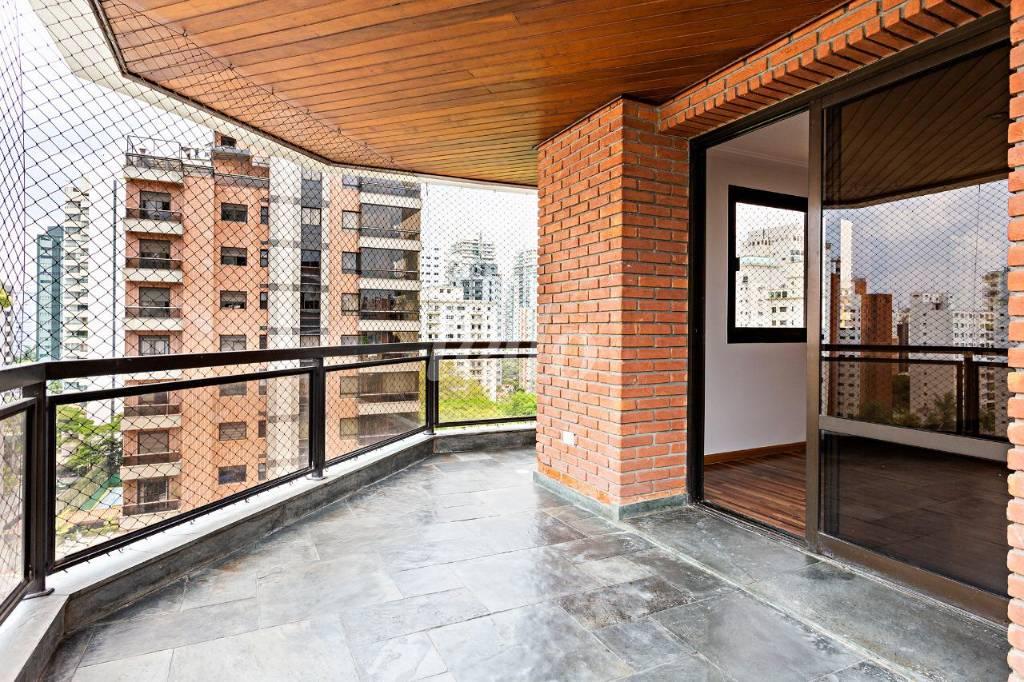 SACADA de Apartamento à venda, Padrão com 210 m², 3 quartos e 3 vagas em Brooklin Paulista - São Paulo