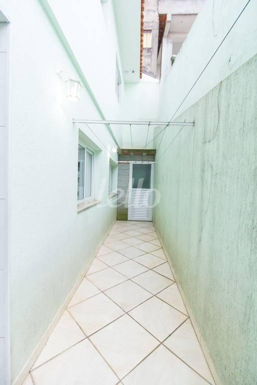 CORREDOR EXTERNO de Casa à venda, sobrado com 160 m², 3 quartos e 4 vagas em Vila Carbone - São Paulo