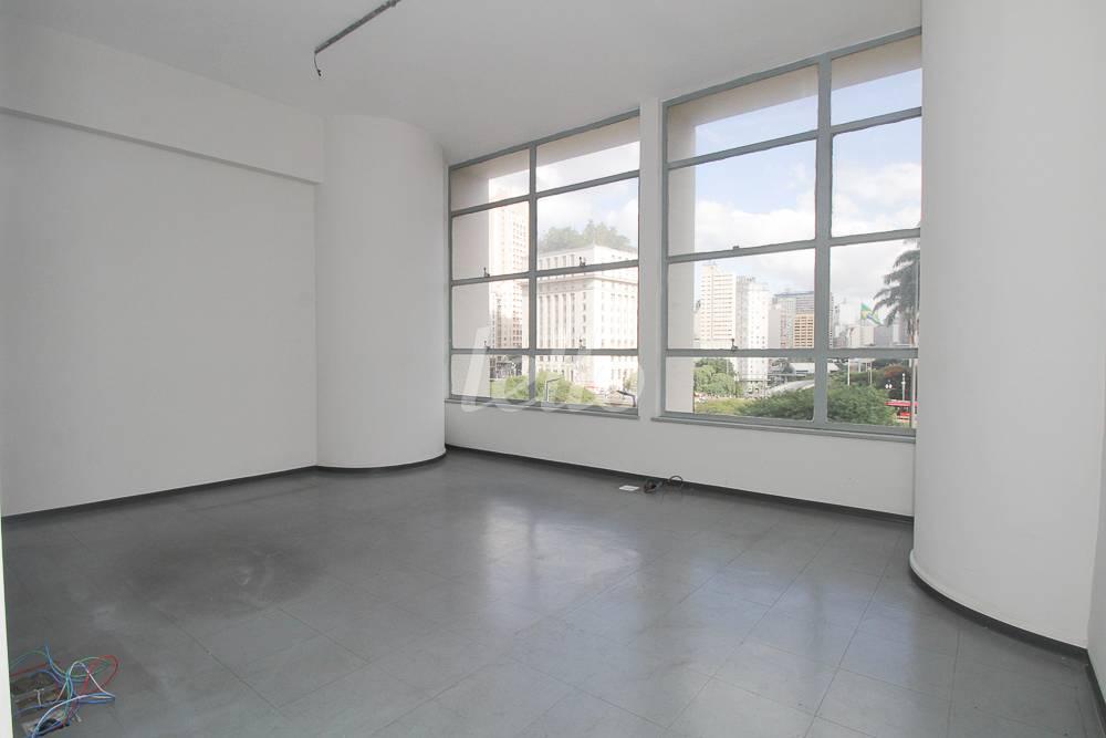 SALA 6 de Sala / Conjunto para alugar, Padrão com 668 m², e 1 vaga em República - São Paulo