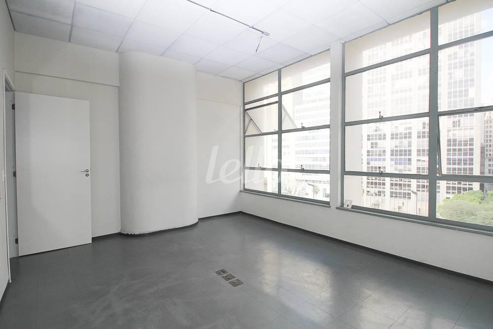 SALA 10 de Sala / Conjunto para alugar, Padrão com 668 m², e 1 vaga em República - São Paulo