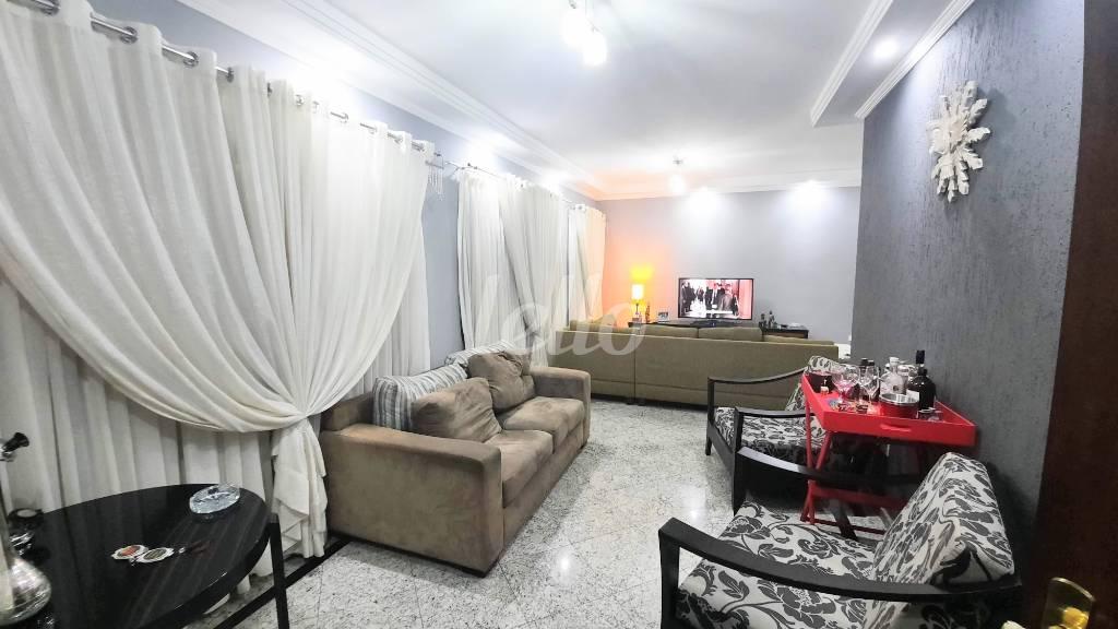 LIVING de Casa à venda, sobrado com 372 m², 3 quartos e 10 vagas em Parque Sevilha - São Paulo