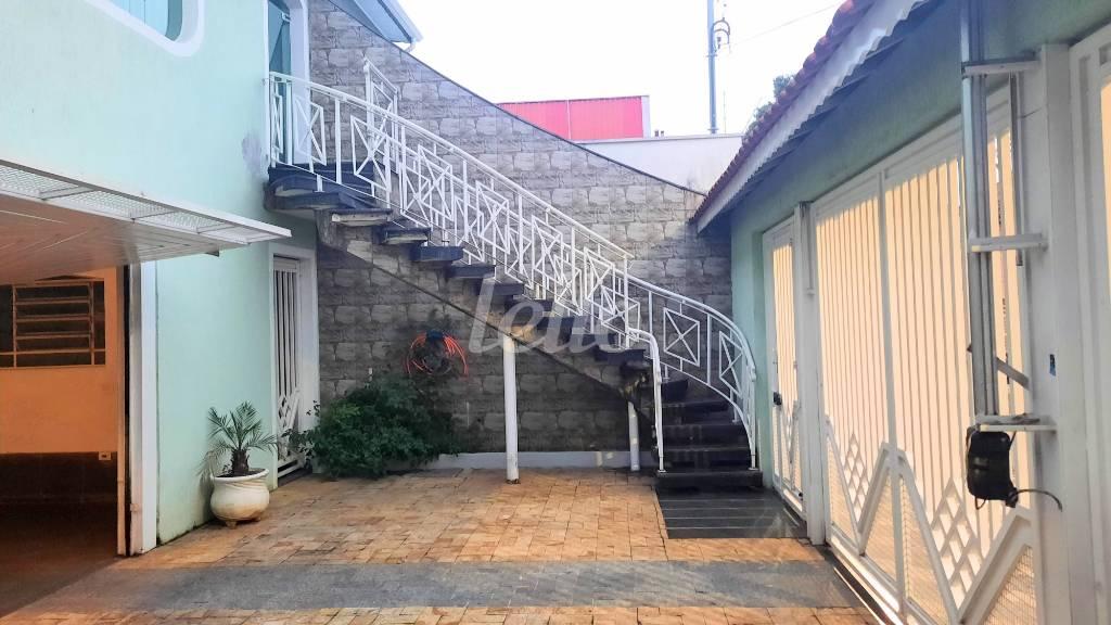 ÁREA EXTERNA DA GARAGEM de Casa à venda, sobrado com 372 m², 3 quartos e 10 vagas em Parque Sevilha - São Paulo