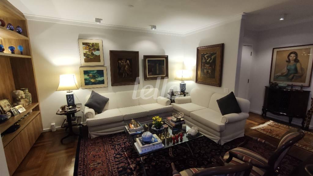 SALA TV de Apartamento à venda, Padrão com 145 m², 2 quartos e 2 vagas em Jardim Europa - São Paulo