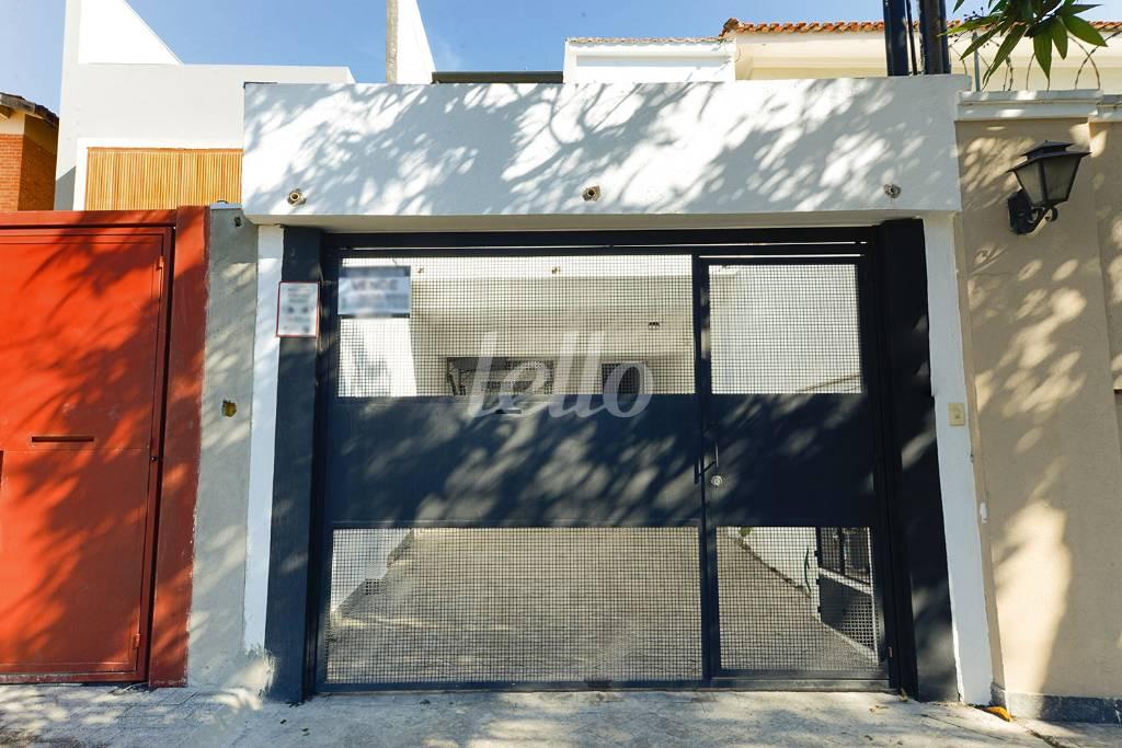 FACHADA de Casa à venda, sobrado com 220 m², 3 quartos e 2 vagas em Vila Nova Conceição - São Paulo