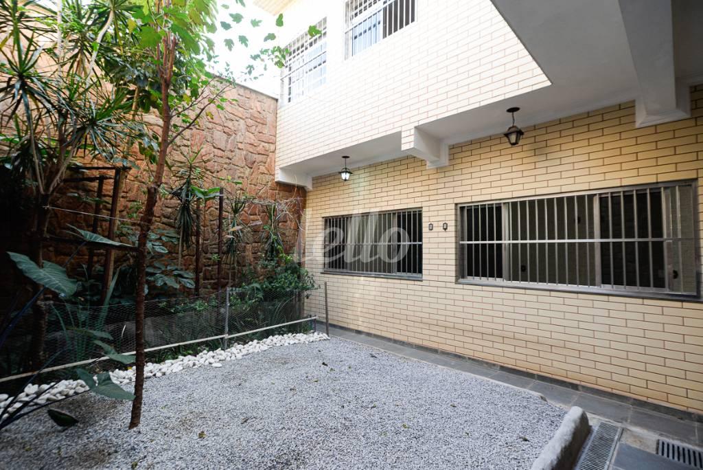 JARDIM / GARAGEM de Casa à venda, sobrado com 280 m², 3 quartos e 4 vagas em Vila Anglo Brasileira - São Paulo