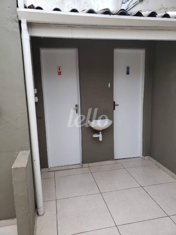ÁREA EXTERNA COM BANHEIROS de Casa para alugar, sobrado com 150 m², e 2 vagas em Vila Mariana - São Paulo