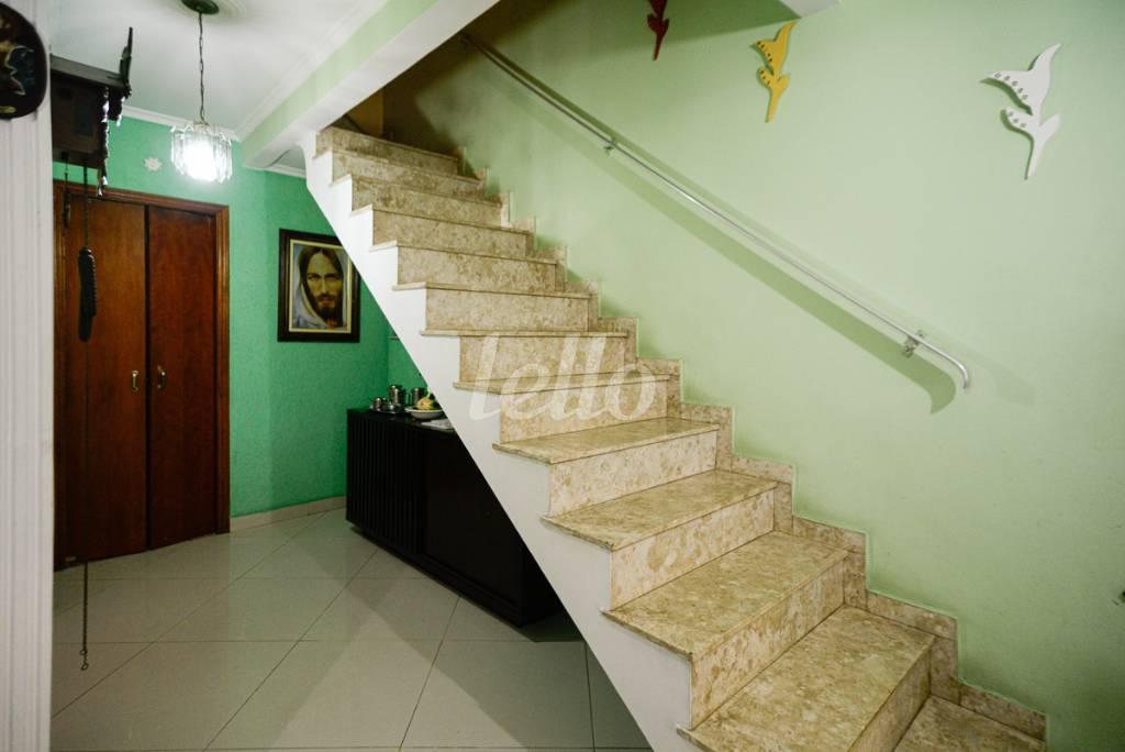ESCADA SALA de Casa à venda, sobrado com 139 m², 3 quartos e 2 vagas em Vila Nova Mazzei - São Paulo