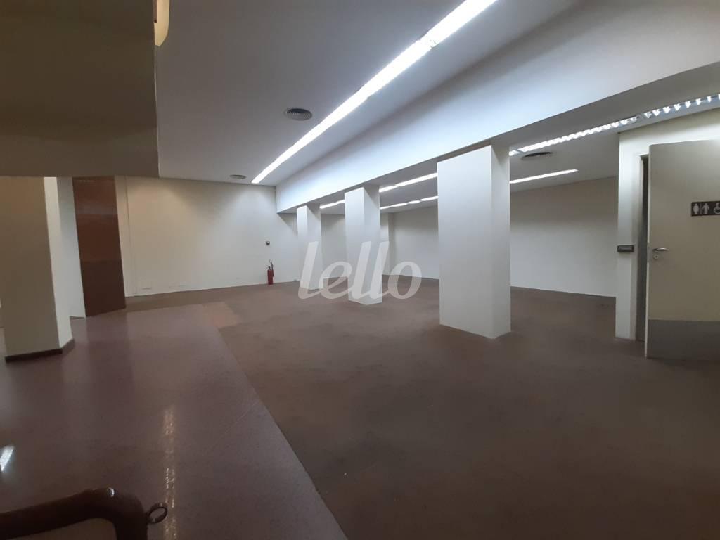 SALÃO TERREO de Loja para alugar, Padrão com 1031 m², e em República - São Paulo