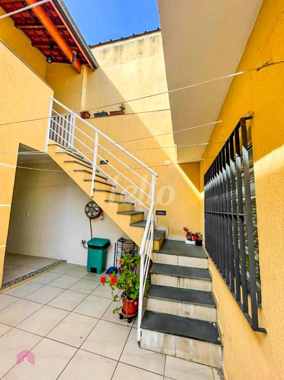 ESCADAS LATERAL de Casa à venda, térrea com 198 m², 3 quartos e 7 vagas em Vila Palmares - Santo André