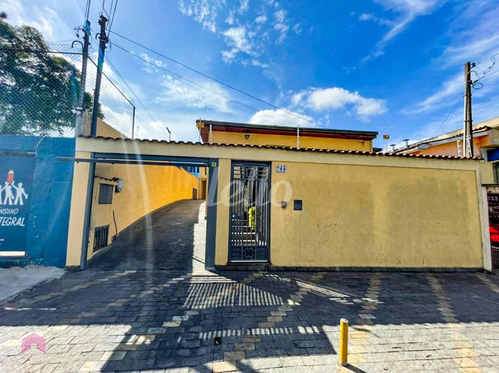 FACHADA de Casa à venda, térrea com 198 m², 3 quartos e 7 vagas em Vila Palmares - Santo André